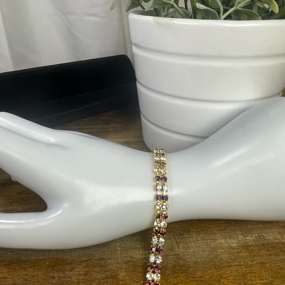 Jewelry - Vintage 1970's Rhinestone bracelet. Amethyst and Diamond look. 7" in length